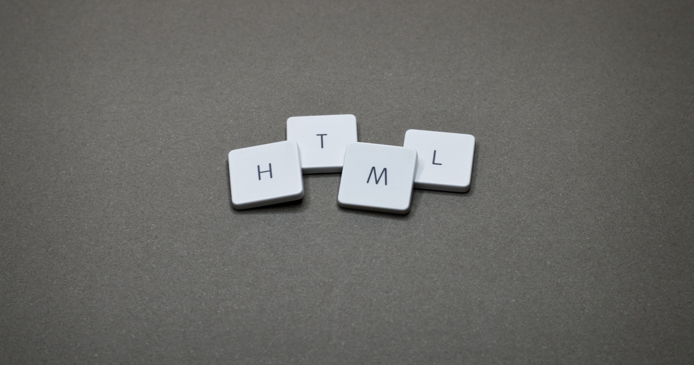 Lettres HTML - Photo par Miguel A. Padrinan de Pexels
