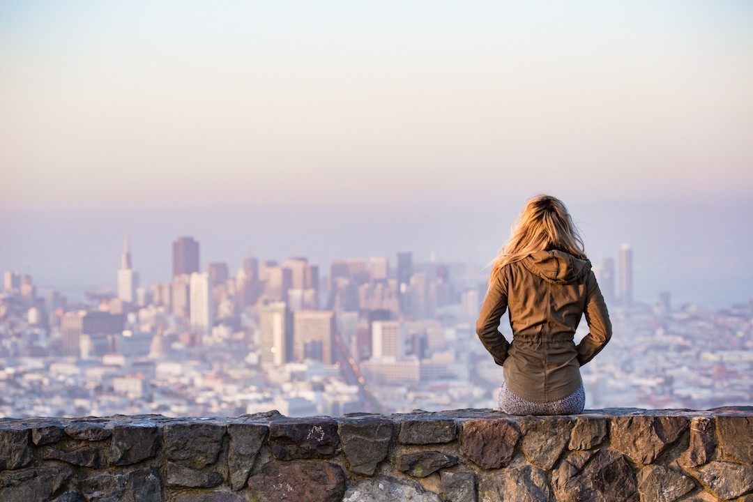 Dame devant une ville - photo : adventure-architecture-bay de Pexels