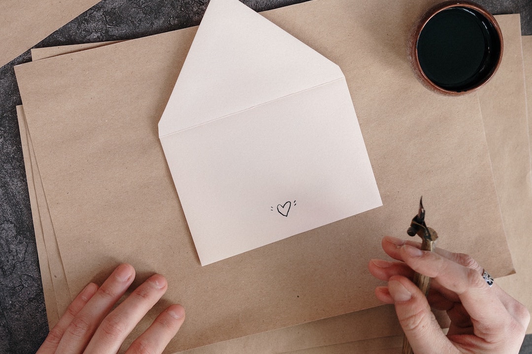 Enveloppe avec les mains - Photo par Cottonbro - Pexels.com