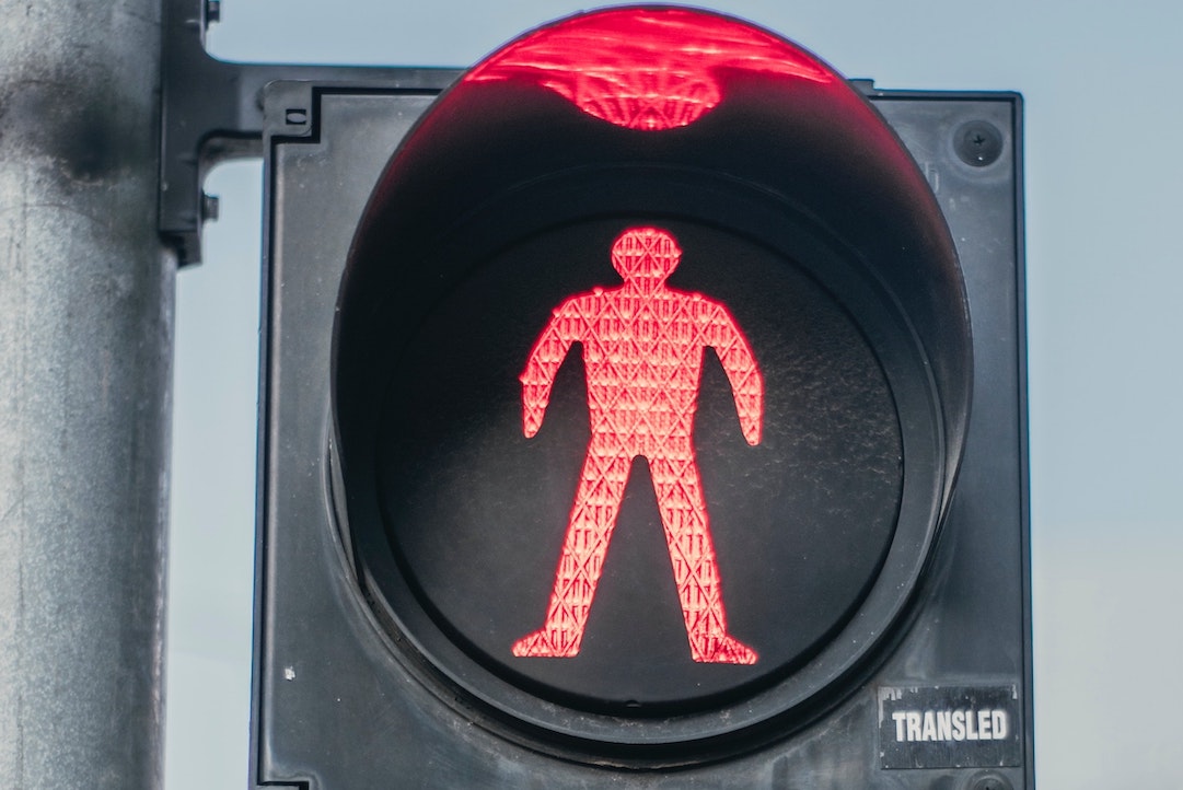 Feu rouge - Photo par Davis Sanchez de Pexels