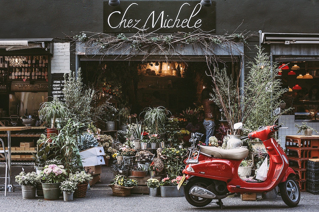 Scooter devant une boutique de fleuriste pendant les vacances - Photo par Daria Shevtsova de Pexels