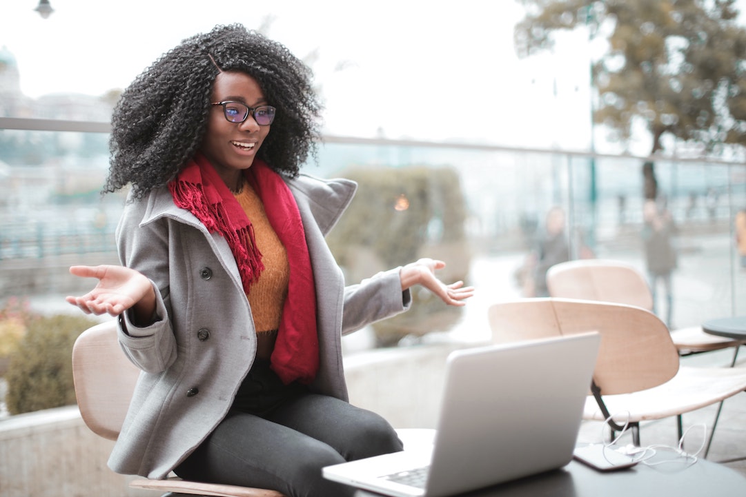 Une femme joyeuse devant son ordinateur - Photo d'Andrea Piacquadio Pexels