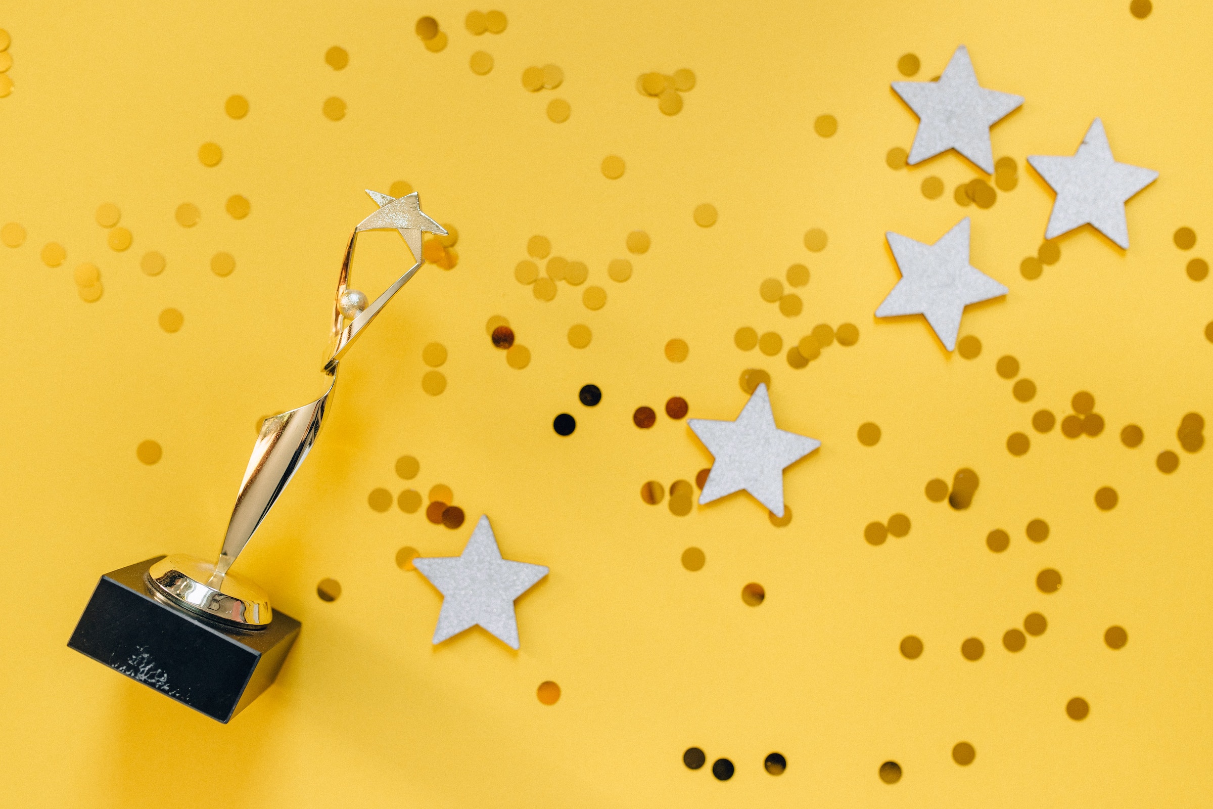 Trophée avec des étoiles pour célébrer une bonne réputation. Photo Nataliya Vaitkevich - Pexels
