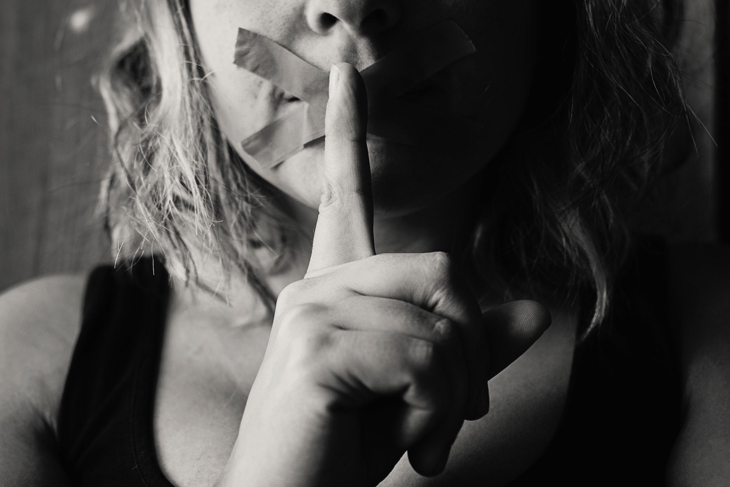 Pas de réponse : bouche fermée par du ruban adhésif - Photo par Kat Smith - Pexels