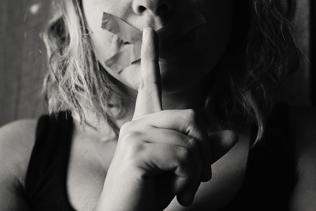Pas de réponse : bouche fermée par du ruban adhésif - Photo par Kat Smith - Pexels