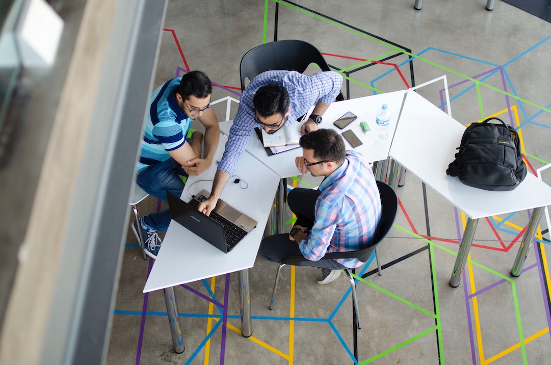 Bulletins d'information pour les startups technologiques - jeune homme nerd discutant devant des ordinateurs portables
