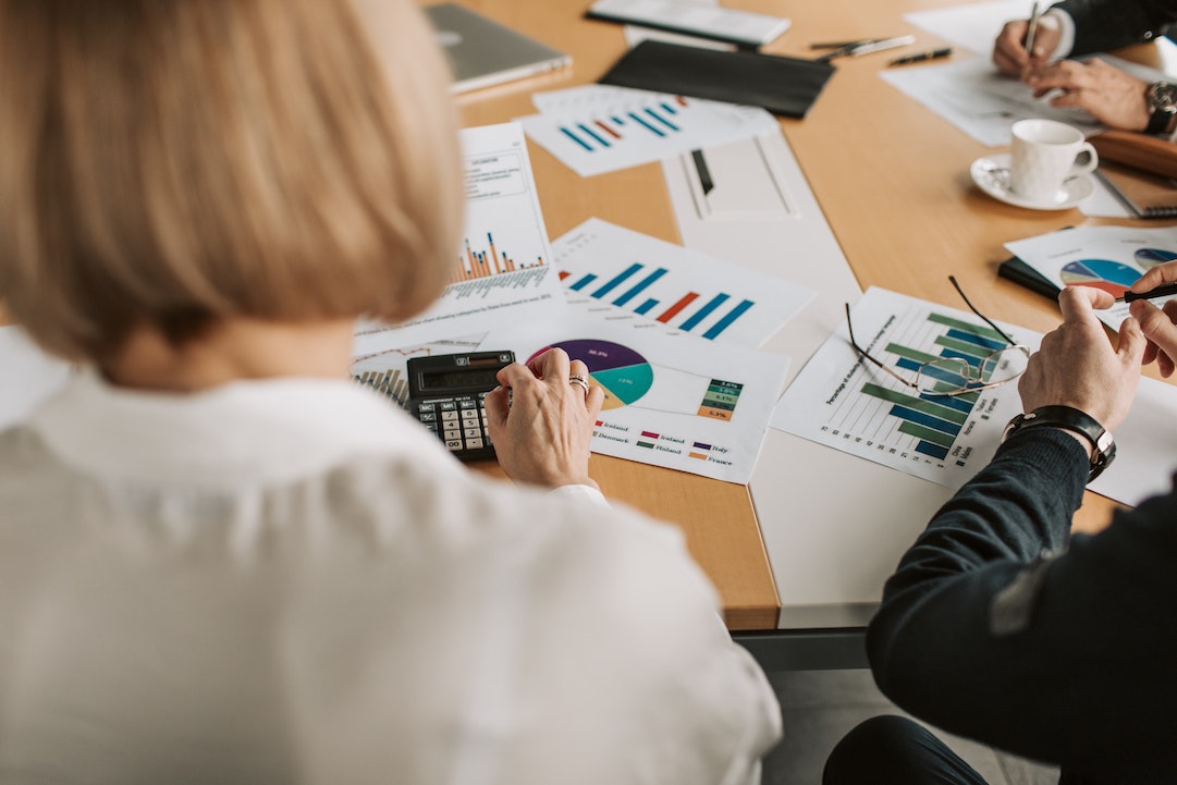 Agences devant un tableau des ventes - Photo par Vlada Karpovich - Pexels