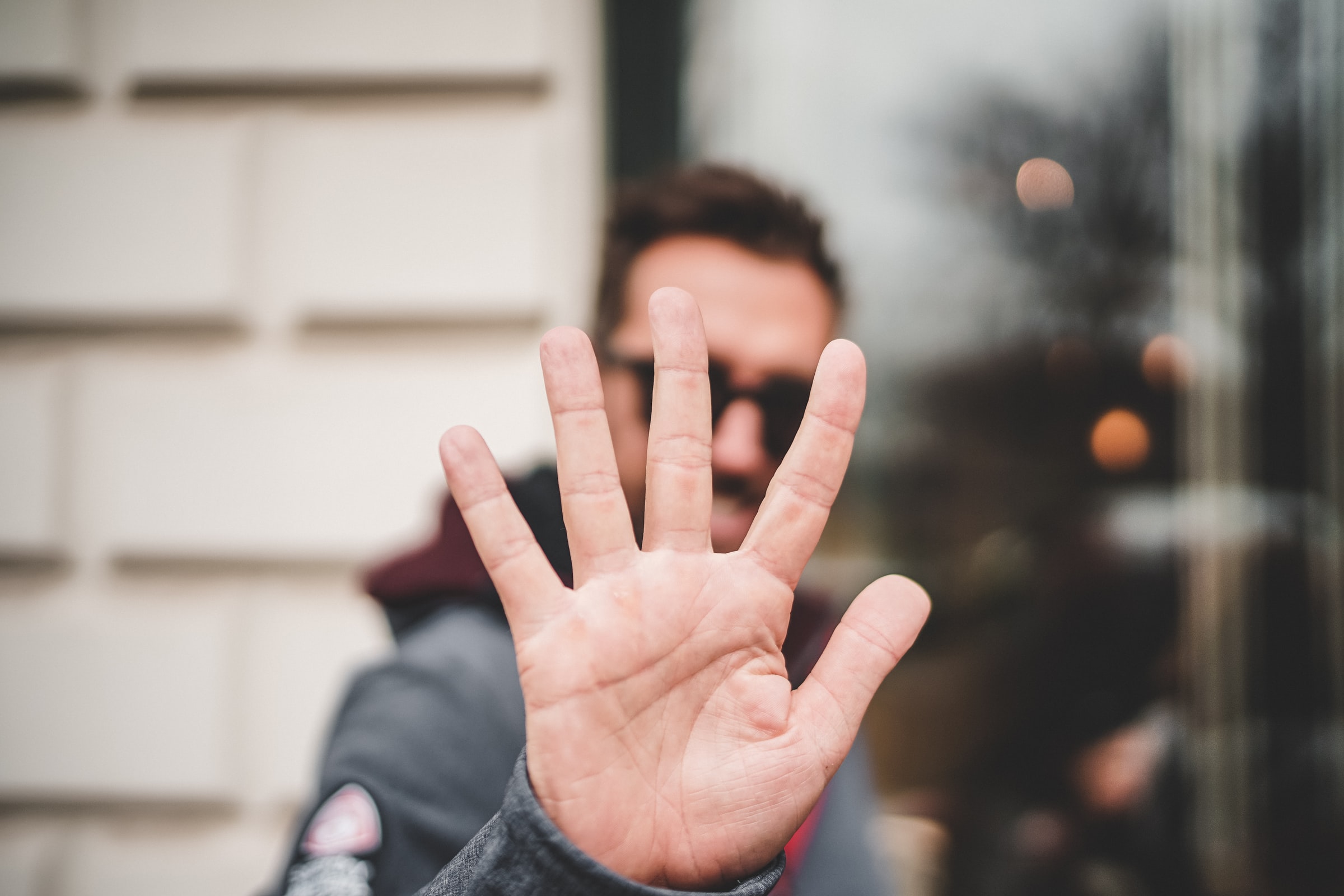 5 raisons pour lesquelles vous ne recevez pas de réponse de votre liste courriel - homme montrant sa main avec 5 doigts