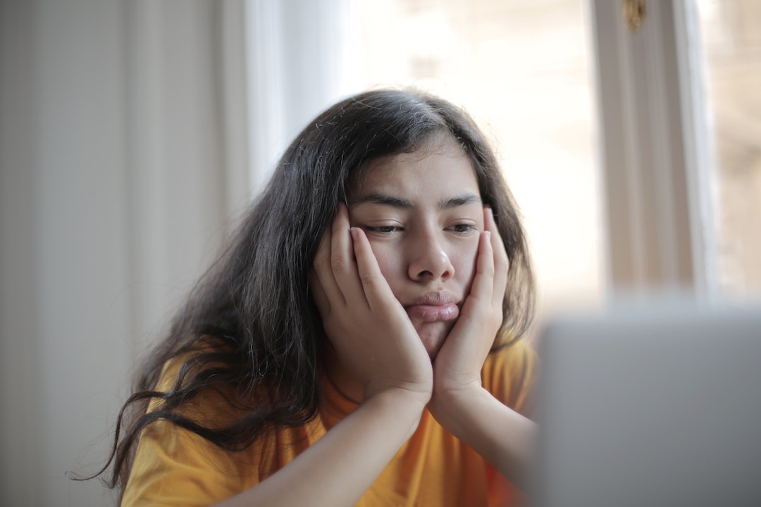 Les gens n'aiment pas mes courriels - Femme déçue devant un ordinateur