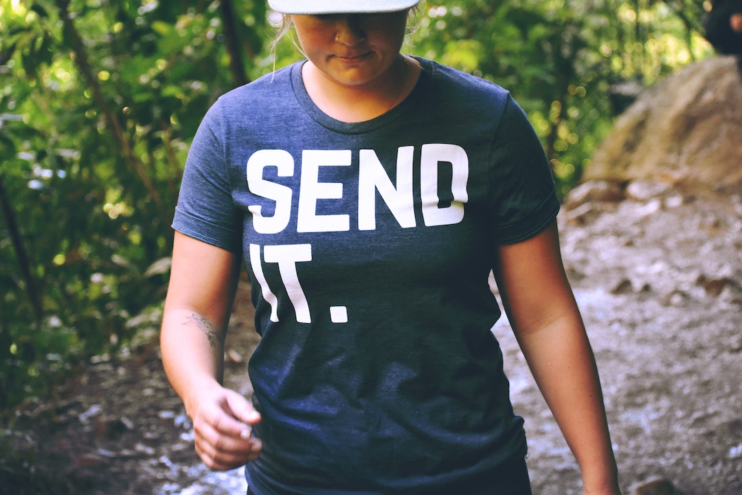 7 moyens éprouvés - Photo d'une femme portant un t-shirt Send courriel - Photo de Drew Farwell sur Unsplash