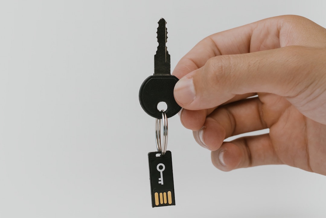 Photo d'une clé USB reliée à une clé - Photo Cottonbro at Pexels