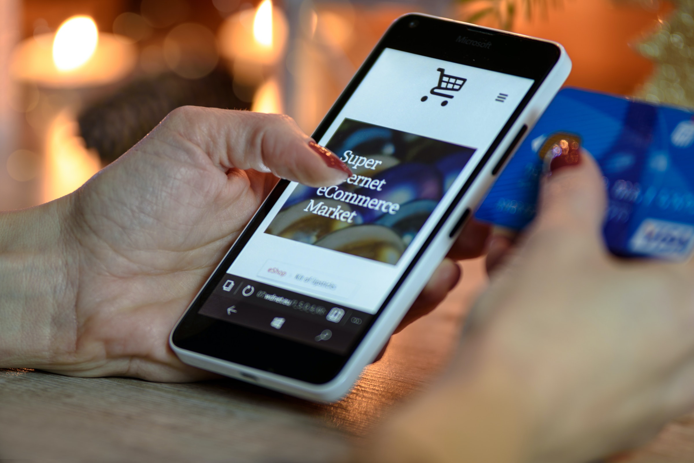Un pouce sur un site de commerce électronique sur un téléphone - des courriels de vente convaincants