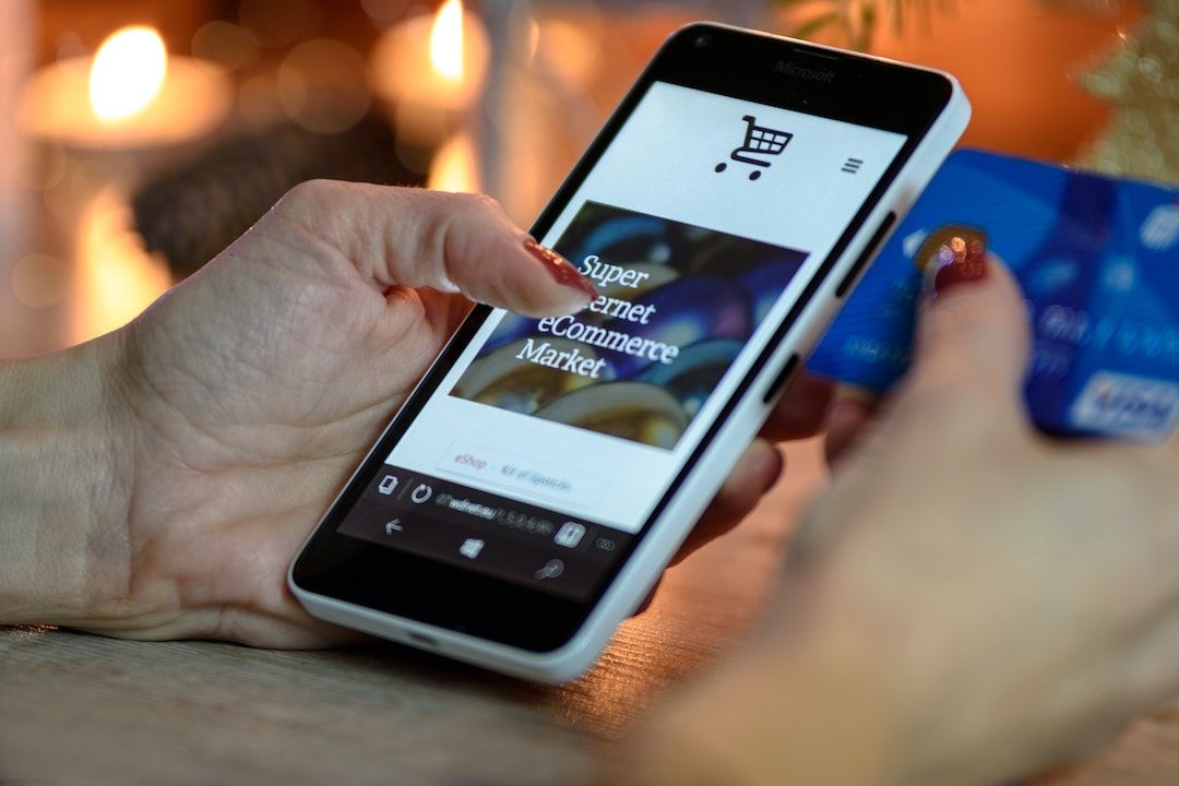 Un pouce sur un site de commerce électronique sur un téléphone - des courriels de vente convaincants