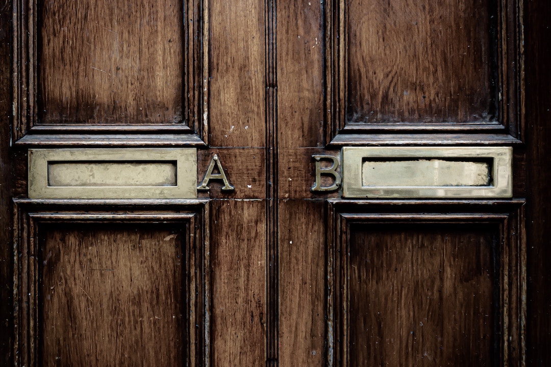 Boîte aux lettres A et boîte aux lettres B côte à côte - Photo de Jason Dent sur Unsplash