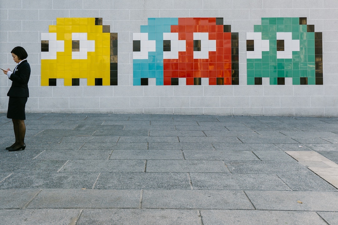 Pacman observant une femme sur un mur - Photo bady abbas - Unsplash