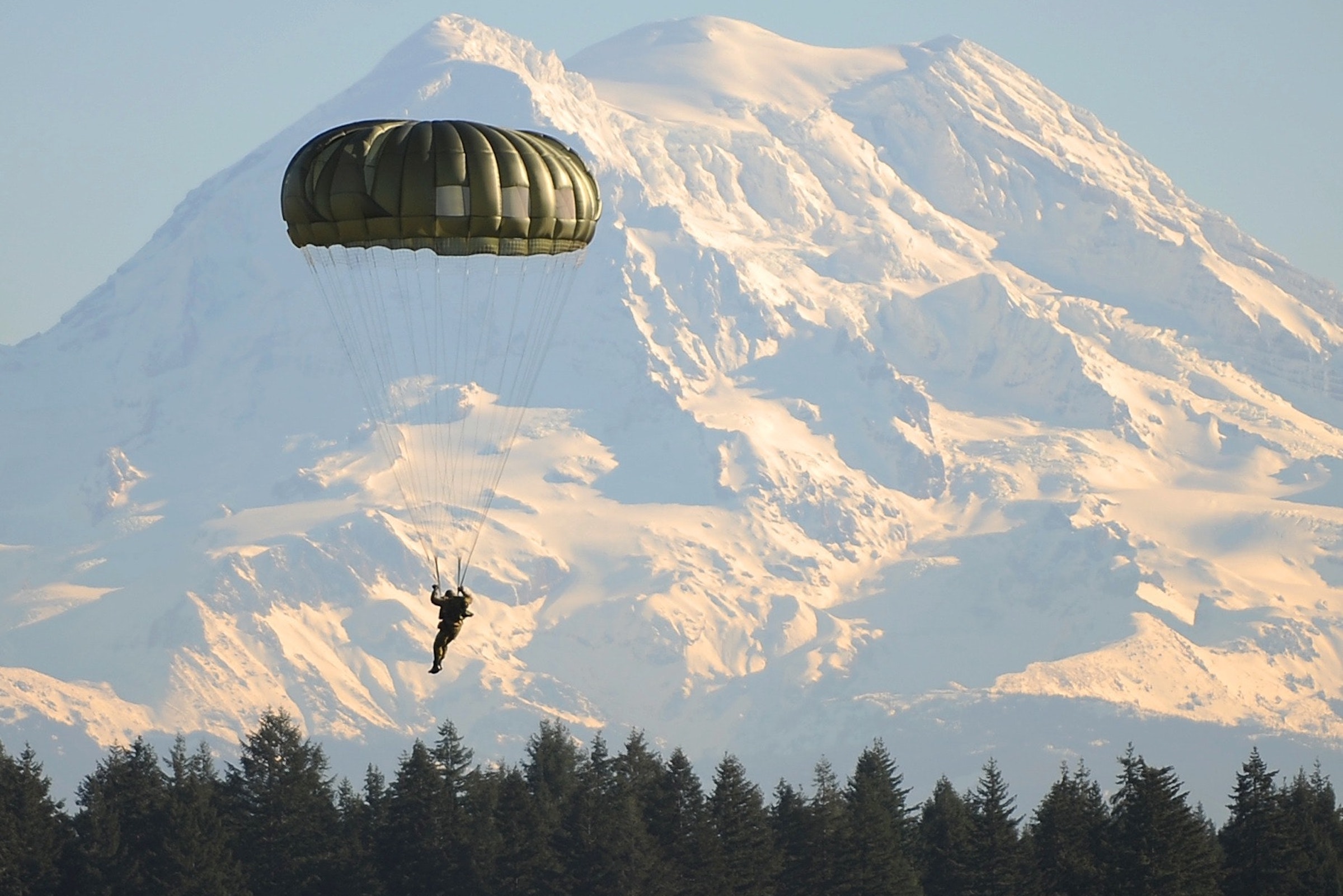 Atterrissage en parachute devant une montagne