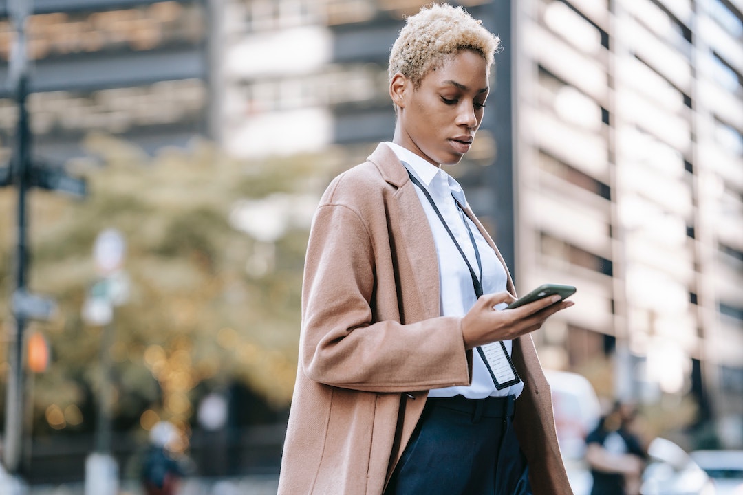 Photo d'une femme en ville regardant son téléphone portable - Photo de Ono Kosuki - Pexels