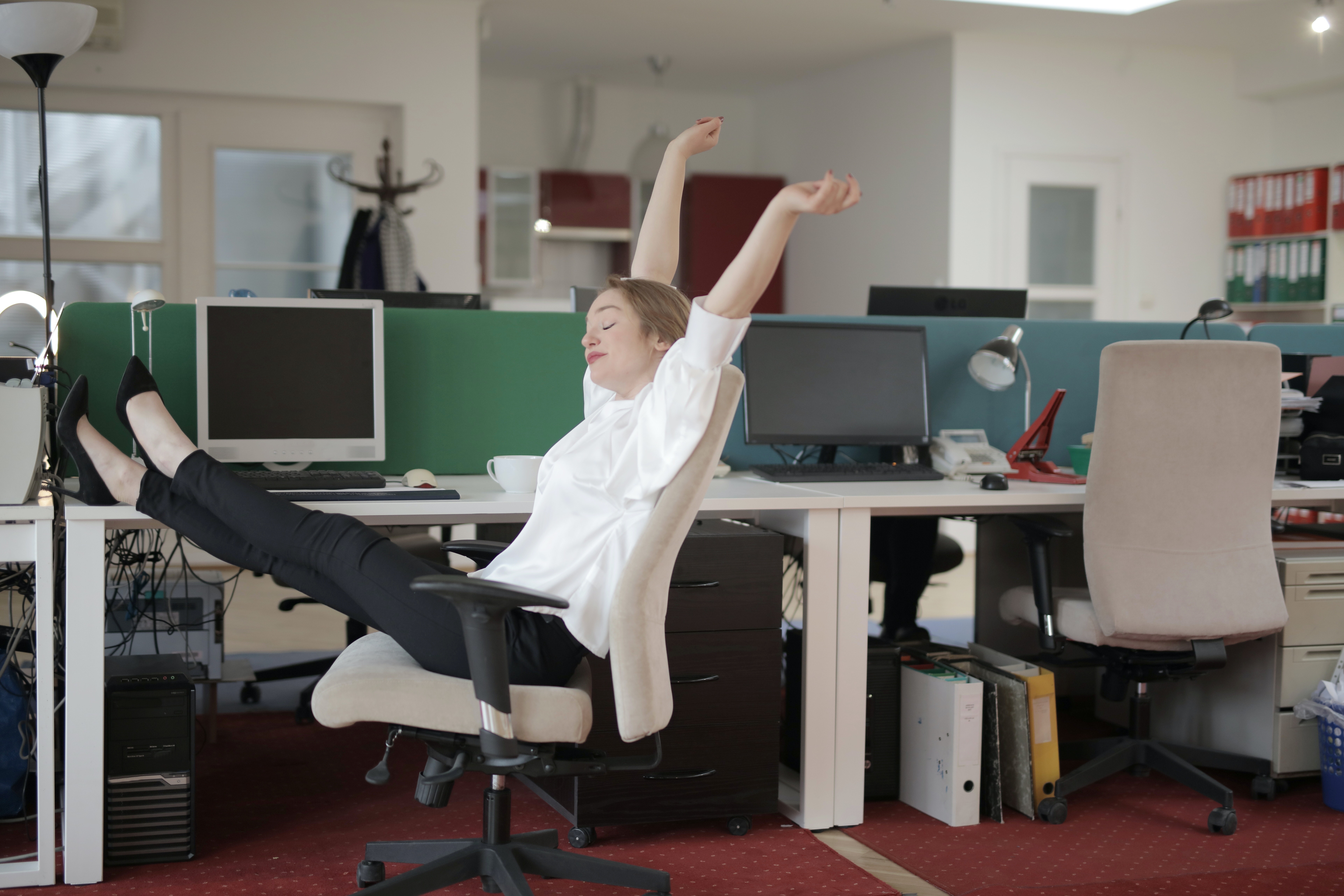Femme se relaxant devant un ordinateur - Photo de Andrea Piquadio - Pexels