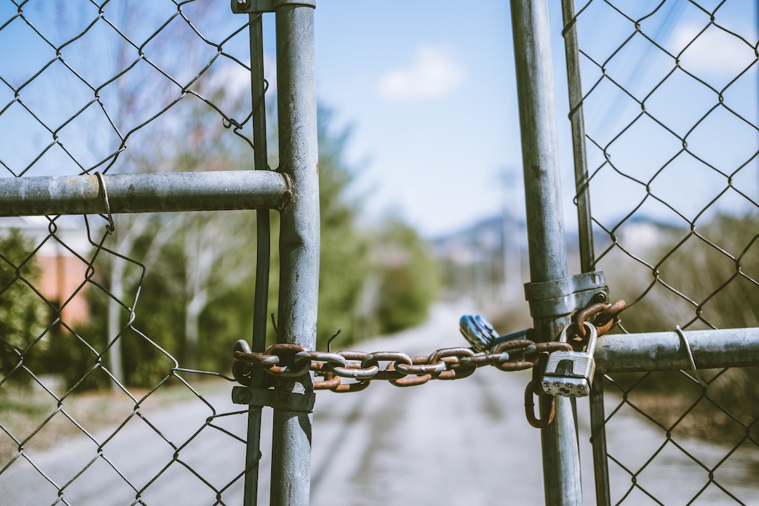 Portail fermé - Photo de Travis Saylor Pexels