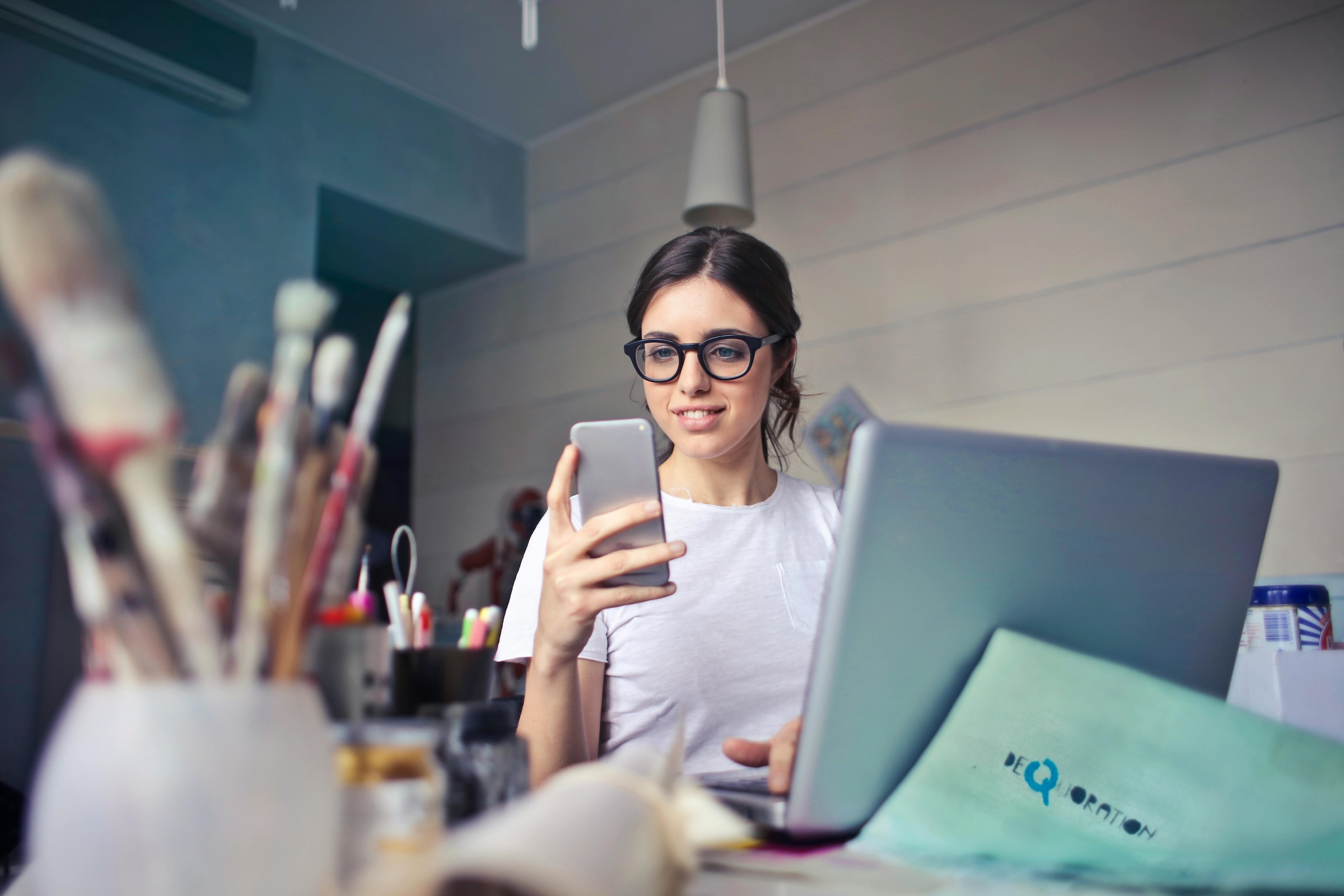 Femme travaillant et regardant son téléphone. - Photo Andrea Piacquadio - Pexels