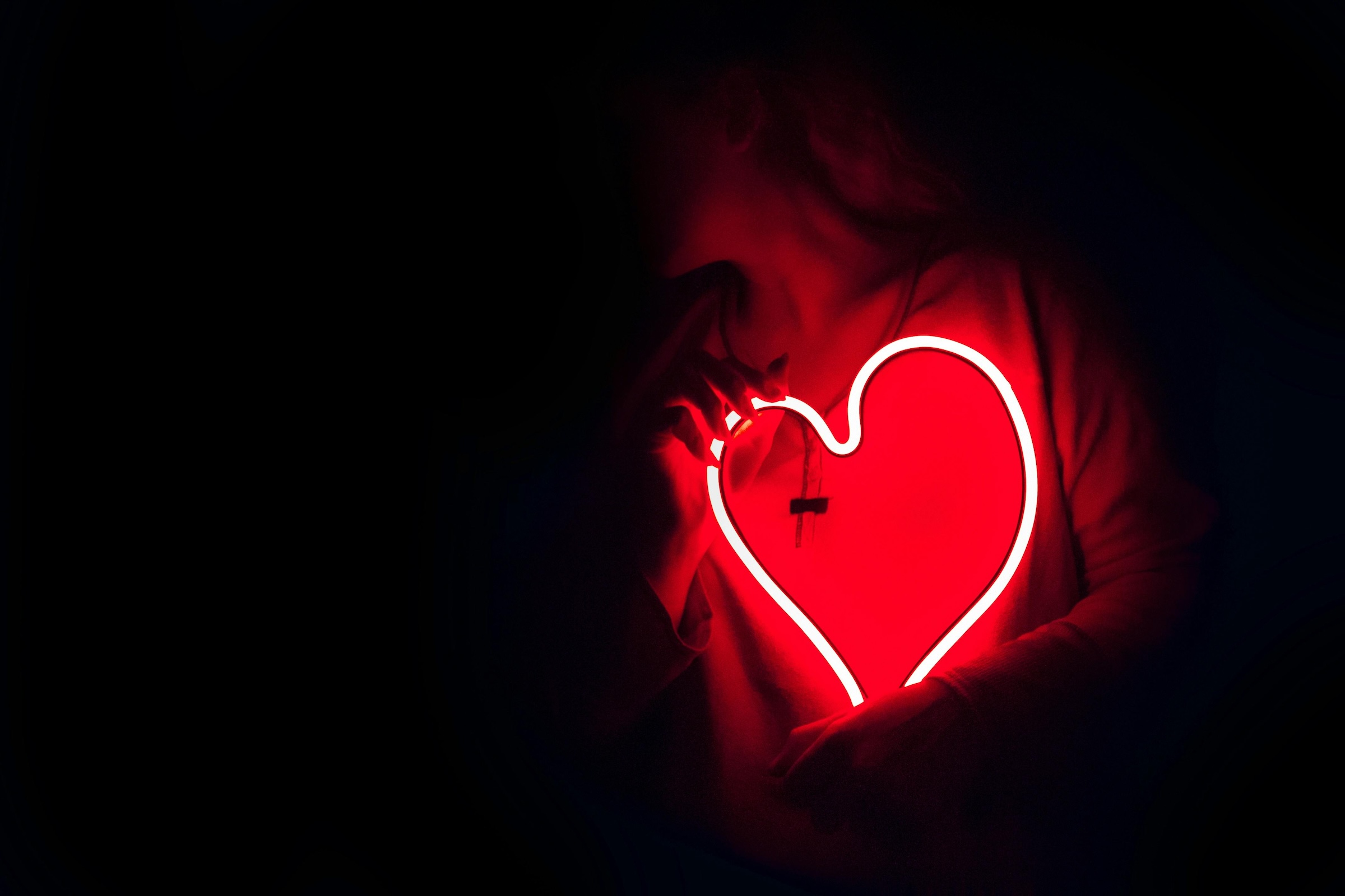Quelqu'un tient un cœur en néon dans ses mains - photo de Designecologist - Pexels