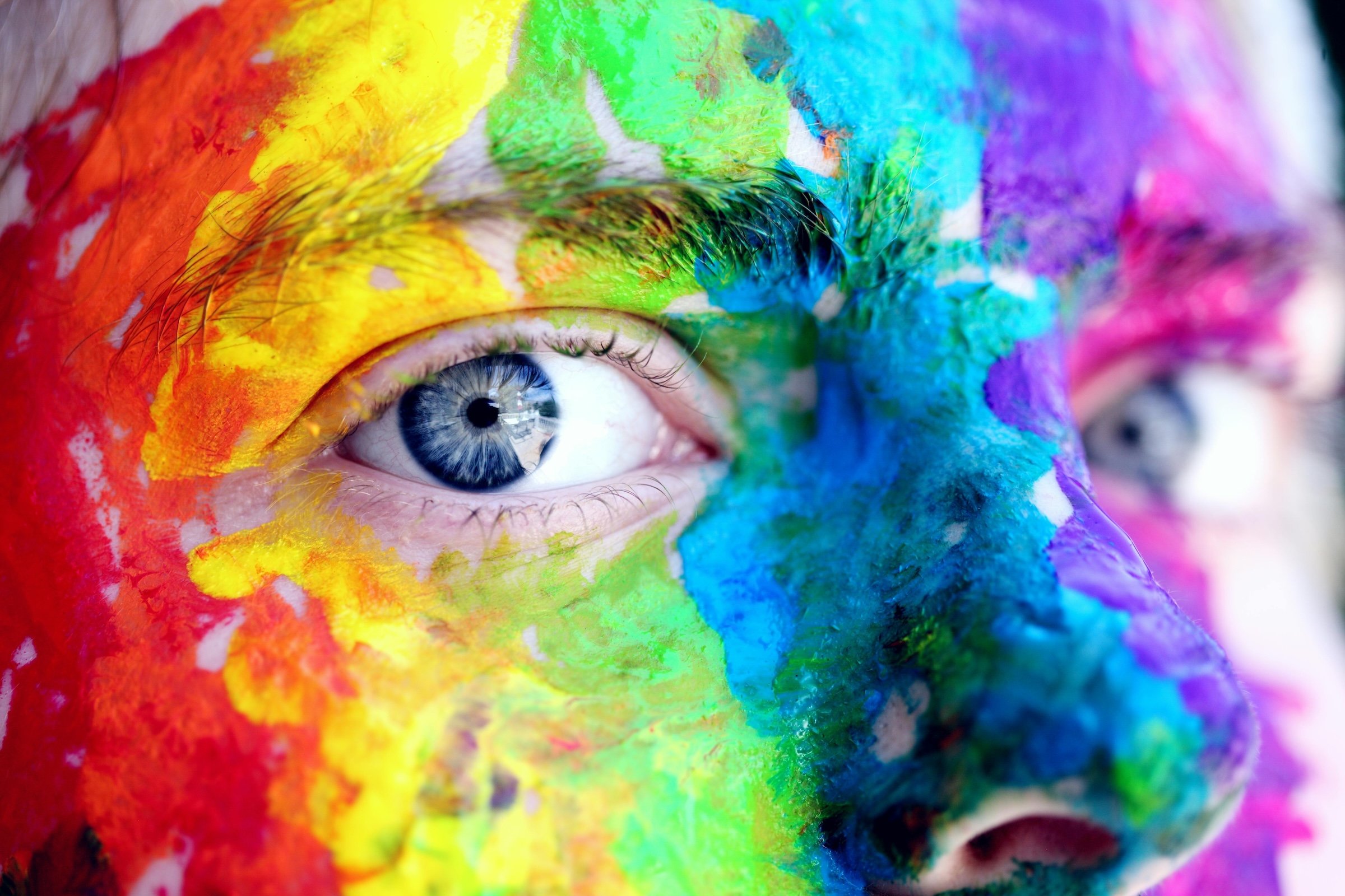 Visage peint avec des couleurs - Photo par Alexander Grey - Pexels