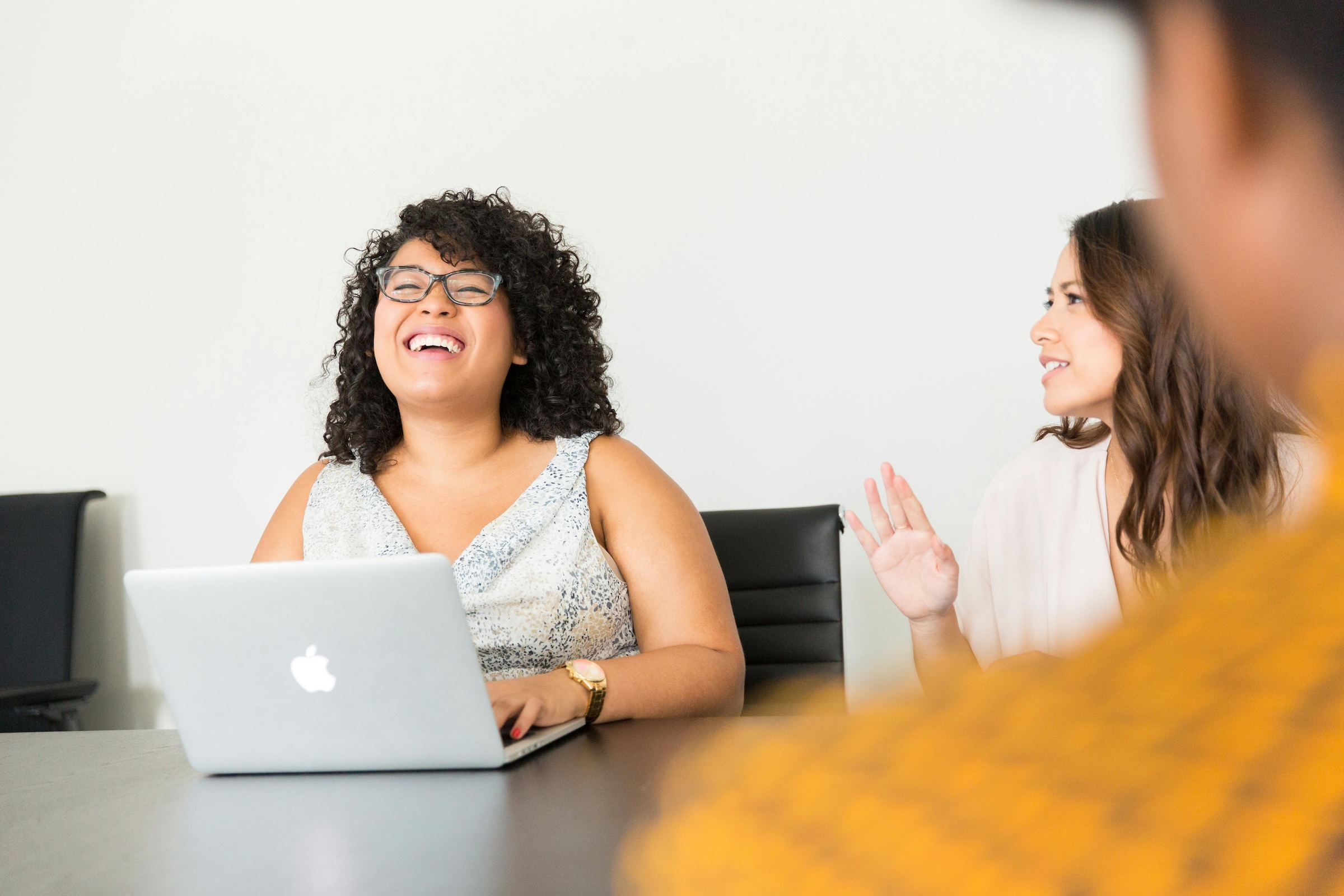Femme heureuse devant un ordinateur - Photo Christina Morillo - Pexels