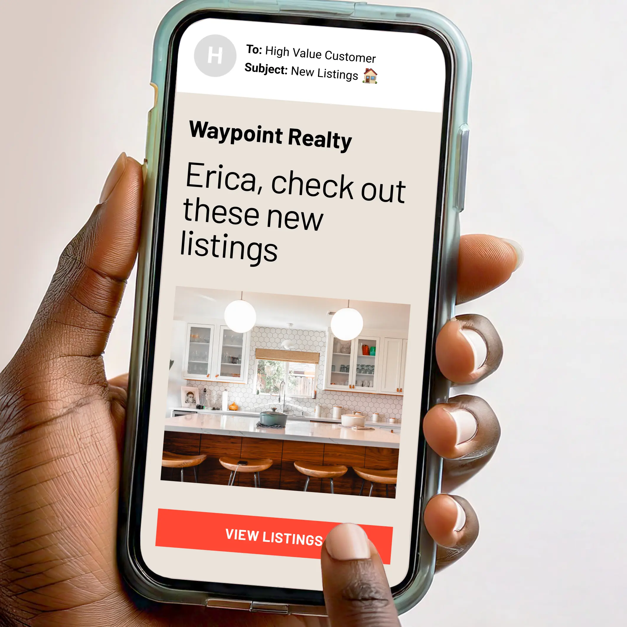 Un courriel pour l’immobilier affiché sur un téléphone.