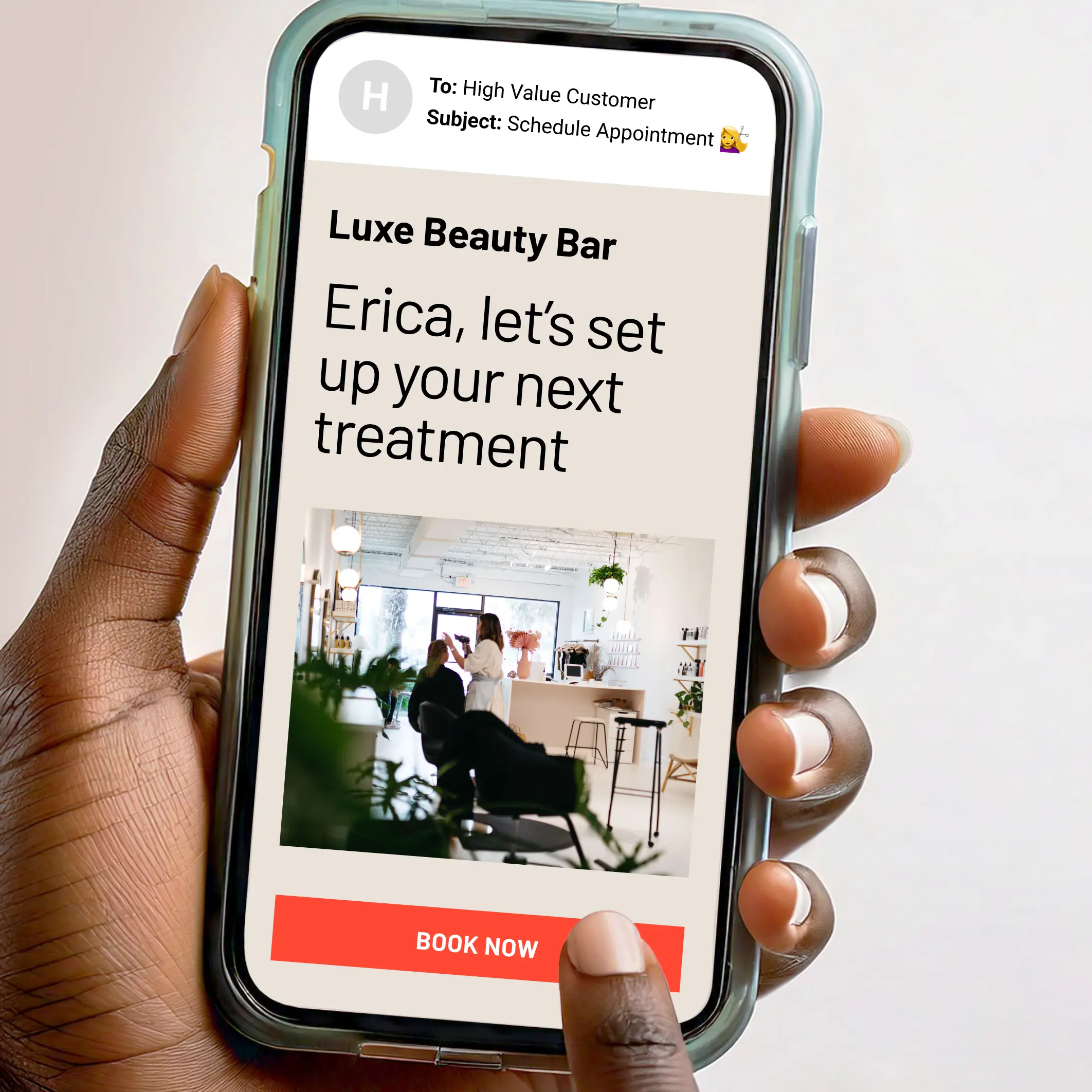 Un courriel pour les salons de beauté affiché sur un téléphone.